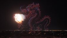 Sky Elements začali ve svých dronových show používat ohnivé prvky na oživeni draka nebo rakety