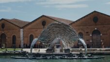 Norman Foster se spojil s Porsche a společně vytvořili pavilon pro půjčování cyklo vodních šlapadel