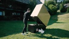 Jan Kaupa navrhl minimalistický kurník Golden Ei s výrazným monolitickým designem