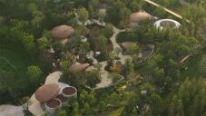 LuxeIsland Farm je zážitková farma pro děti a rodiče s designem připomínajícím oblázky