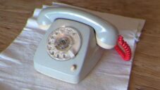 Designér proměnil starý telefon v hudební přehrávač a chat s umělou inteligencí