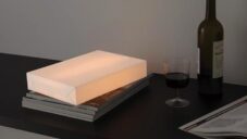 Naoto Fukasawa poskládal papír ve stolní lampu s designem svítícího kvádru