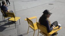 Finský designér z Aalto University vyzkoušel oživení prázdného náměstí šesti obyčejnými židlemi