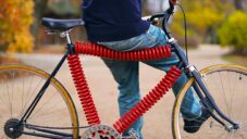 Američan vyrobil celoodpružené jízdní kolo se třemi pružinami místo rámu