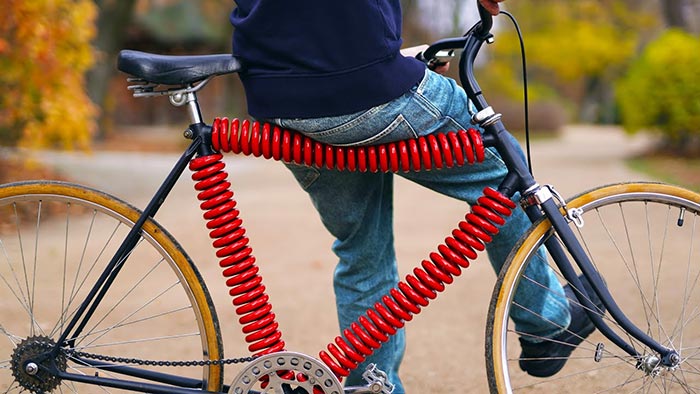 Američan vyrobil celoodpružené jízdní kolo se třemi pružinami místo rámu