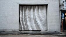 Design Museum Gent chystá velké otevření po rekonstrukci a ukazuje unikátní ocelová vrata