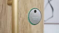 FuseProject navrhli pro americkou značku Doma automaticky se otevírající dveře s chytrým  zámkem