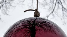 Sochař vytvořil gigantickou červenou vánoční ozdobu a zavěsil ji v krajině