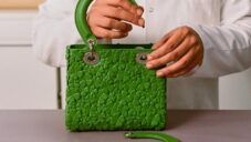 Dior ukazuje ruční výrobu kabelky Lady Dior Clover Bag z letní kolekce od Jonathana Andersona