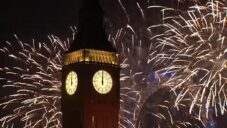 Londýn uspořádal obrovský ohňostroj s projekcí na vyhlídkové kolo London Eye