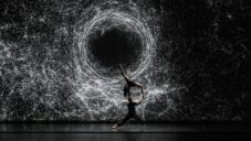 Italské studio Fuse vytvořilo multimediální představeni Sál kombinující tanec s projekcí