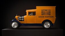 Louis Vuitton Camionnette jsou stolní hodiny inspirované historickými dodávkami