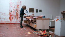 Dana Schutz ukazuje ve svém ateliéru divoké sochy a obrazy reagující na svět kolem nás