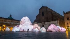 Eness přivezli na náměstí v Boloni instalaci svítících gigantických kamenů Iwagumi