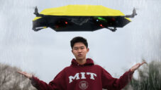 Američan po dvou letech sestrojil funkční autonomní deštník využívající dron