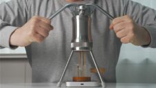 Leverpresso Orbit je přenosný kávovar na espresso vyráběné vaší vlastní silou