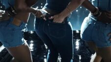 Levi’s má provokativní reklamu na své jeansy se spoustou různých zadků