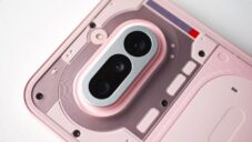 Nothing Phone (4a) přichází v povedené světle růžové barvě a šesti glyphy na zadní straně