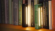 The Light Within je kniha s integrovaným LED páskem osvětlující knihy v knihovně