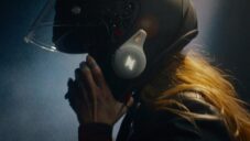 Rogue od 99One je komunikátor na helmy k propojení až 16 motorkářů