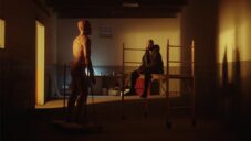 Americký sochař Austen Brantley ukazuje výrobu bronzových soch slavných lidí