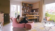 Pařížský byt o velikosti 51 metrů čtverečních se po rekonstrukci prosvětlil a přiznává i beton