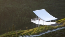 V čínské čajové plantáži postavili subtilní bílý pavilon fungující jako rozhledna