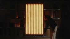 Daniel Heilig vytvořil podsvětlené panely ze starých jantarově zlatých sklolaminátových desek