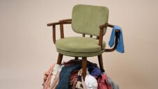 Simone Giertz navrhla židli Laundry Chair na odkládání částečně zašpiněného prádla