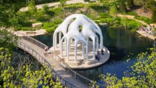 Marc Fornes postavil z tisíců malých hliníkových dílků organicky tvarovaný pavilon L’Ile Folie