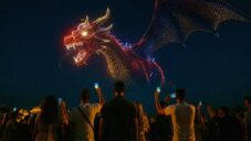 Lumasky udělali v Praze nad Vltavou dronovou show s velrybou a drakem