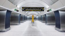 Zmodernizovaná stanice metra Českomoravská je zdobená skleněnými panely od Lasvit