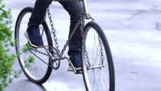 Američan vyrobil funkční jízdní kolo s řetězy místo klasického trubkového rámu