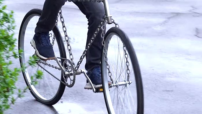 Američan vyrobil funkční jízdní kolo s řetězy místo klasického trubkového rámu