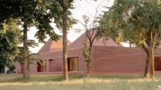 Italská školka je složená z několika malých domků a celá je obložená červenou terakotou