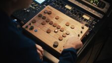 Tembo je elektronický hudební nástroj pro neotřelé tvoření hudby s pomocí magnetů