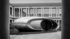 Audi se v Miláně prezentovalo pavilonem od Zaha Hadid Architects s tvarem oka