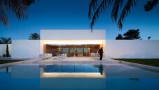 Fran Silvestre Arquitectos postavili v Alicante bílou minimalistickou vilu Cano House