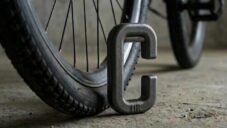 Cha je důmyslný španělský nástroj na mazání cyklistických řetězů s tvarem písmene C