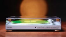 CoolGeek TS01 je tenký a plně automatický gramofon na dálkové ovládání