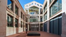 Dislocation je kinetická instalace ze 16 nerezových vertikálních lamel