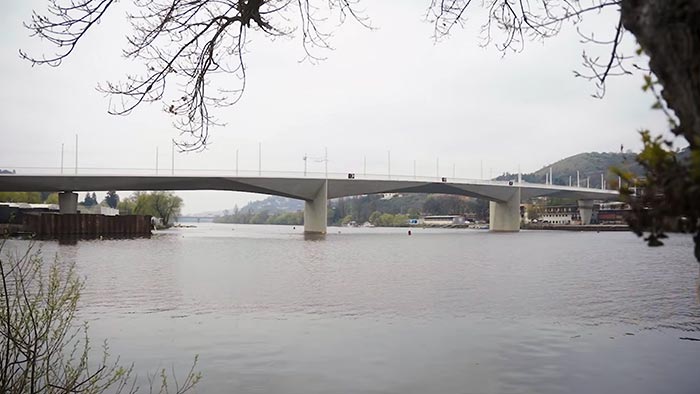 Dopravní podnik natočil nový pražský Dvorecký most určený jen pro pěší a hromadnou dopravu