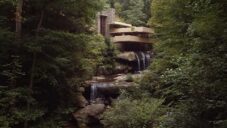 Ikonický dům Fallingwater od Franka Lloyda Wrighta slaví 90 let rekonstrukcí i novým logem