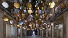 SpY vytvořili kinetickou instalaci Halos z desítek zlatých a stříbrných odrazných desek