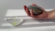 Kan je série tří malých senzorických předmětů pro lepší soustředění v rušné době