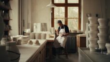 Mnichovská porcelánka Nymphenburg ukazuje ruční výrobu jejich ikonických předmětů s diamantovým designem