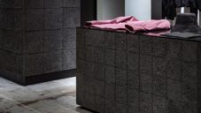 We+ navrhli interiér obchodu s regály a pulty z rozdrceného recyklovaného betonu