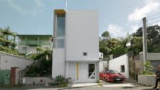 Chátrající garáž na Novém Zélandu proměnil architekt na třípodlažní dům se skvělým výhledem