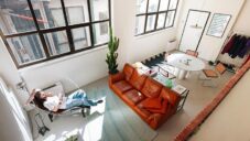 Italský architekt sundal stropy přebudoval staré kanceláře v Miláně na působivý loftový byt