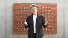 Bjarke Ingels a Humans Since 1982 vytvořili kamenné hodiny ukazující ručičkami i ornamenty